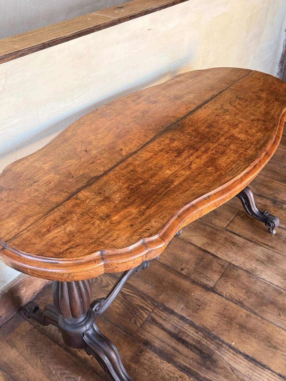 Antique English Carved Walnut Burr Centre Hall Kidney Breakfast Dining Table Circa