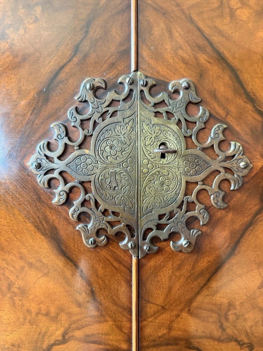 Vintage ANTIQUE English Walnut Burr Queen Anne Art Deco Cocktail Drinks Cabinet