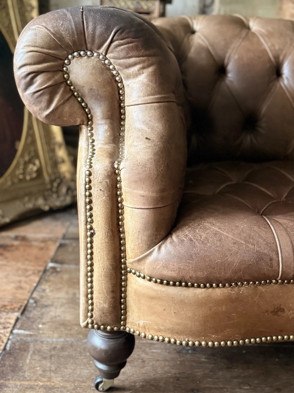Handmade Superior Fine Quality Heavy Vintage Leather Tan Chesterfield Serpentine Sofa Settee